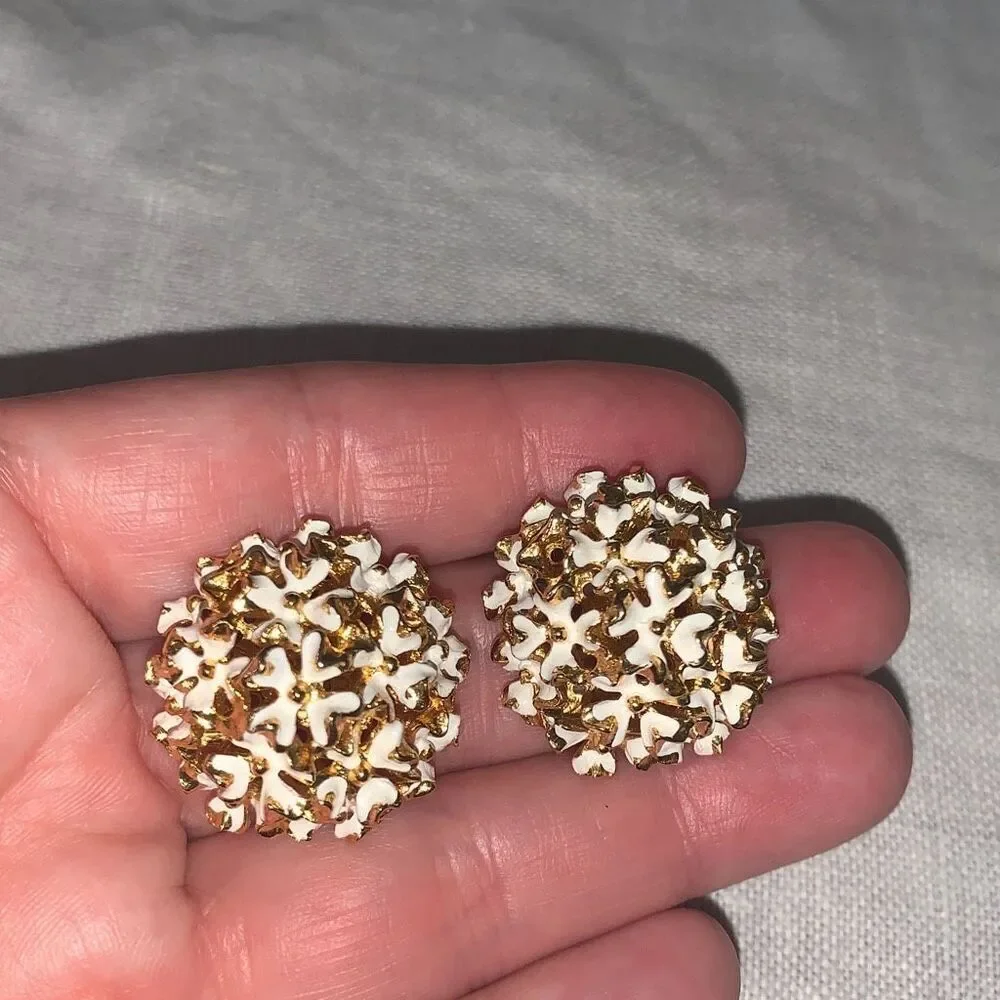 Vintage Un Marked‎ Gold Tone White Enamel Floral Dome Clip on Earrings